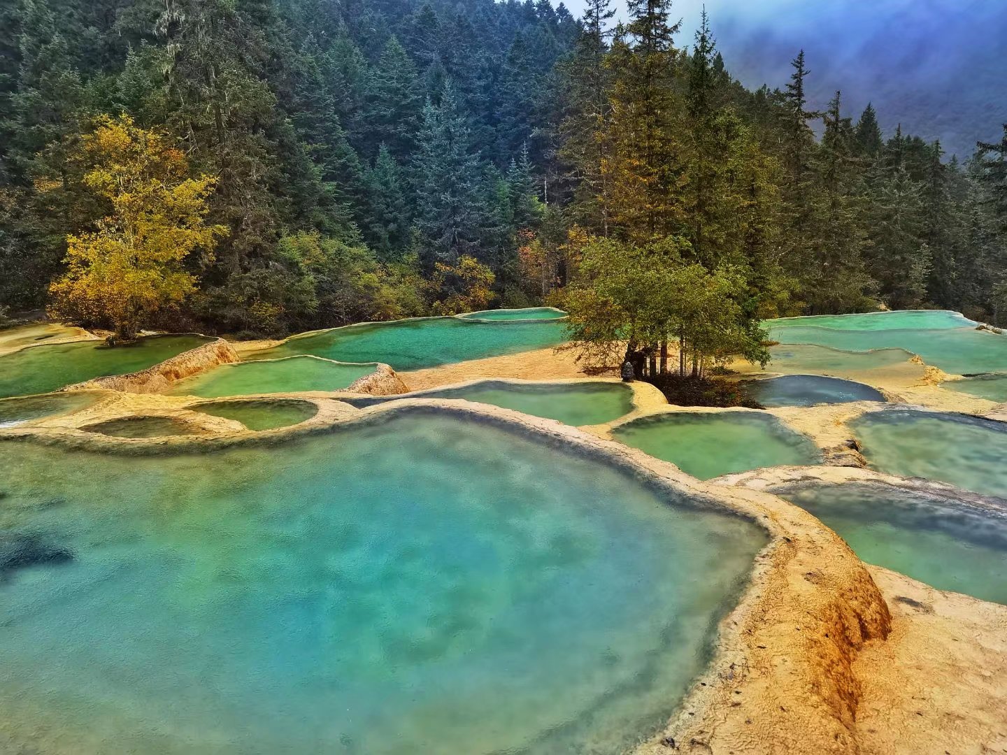 黄龙风景名胜区位于中国西部四川省阿坝藏族羌族自治区松潘县境内