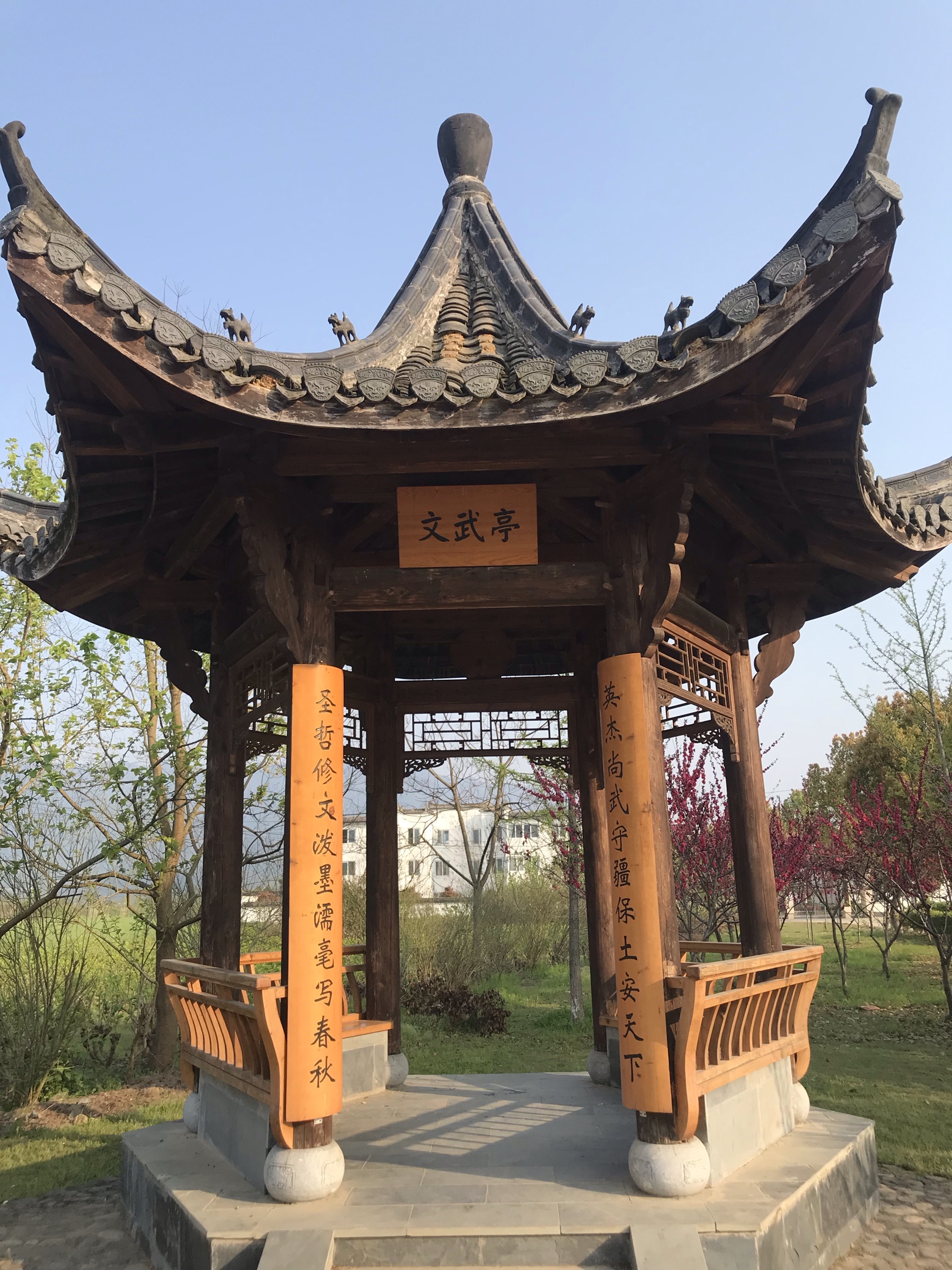 如此美景人陶醉,情不自禁吟李白.