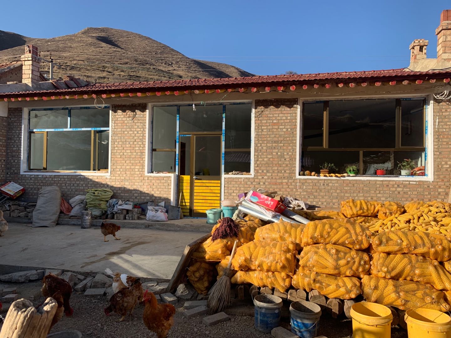 将老人家里的碳移到屋外,并搭好炭窑搬入新买的床…将老人的砖炕移出