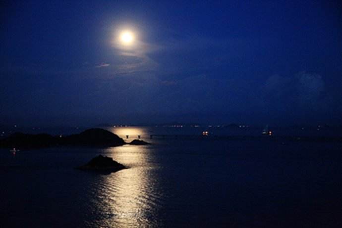 谁家今夜扁舟子 何处相思明月楼 可怜楼上月徘徊 应照离人妆镜台.