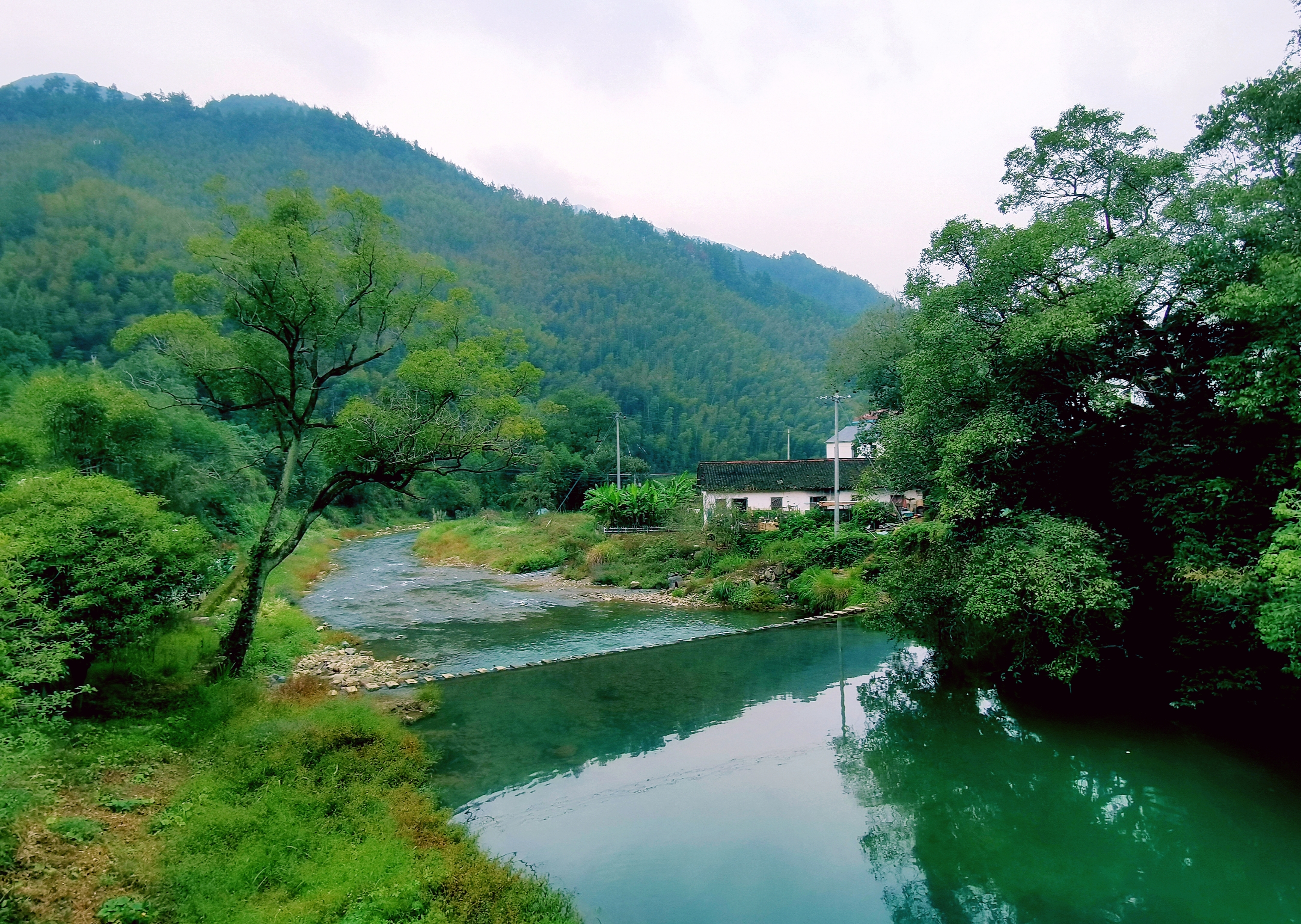 东连本区沙畈乡,南连丽水市遂昌县,西界衢州市龙游县,北接本区岭上