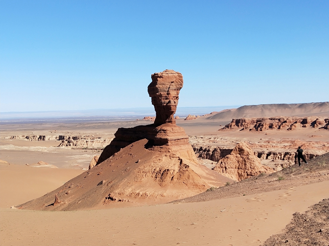 外蒙古古尔班特斯苏木的美景