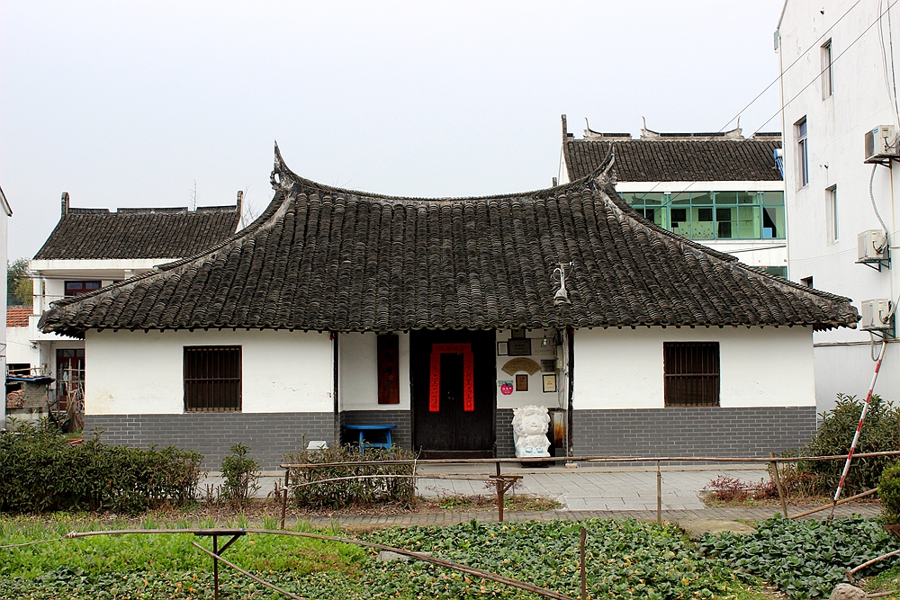 中华村内有一个明代龙门寺,一度为集市,至抗日战争时期逐渐衰落,解放