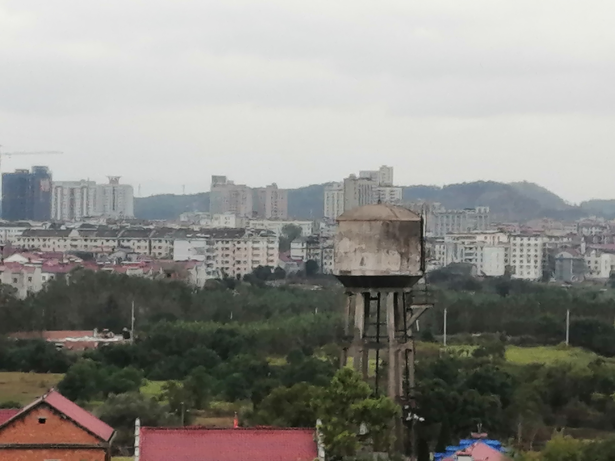 春天及城西正在建设的新城区,远处低矮的山峰为城南一中的三峰山,贵溪