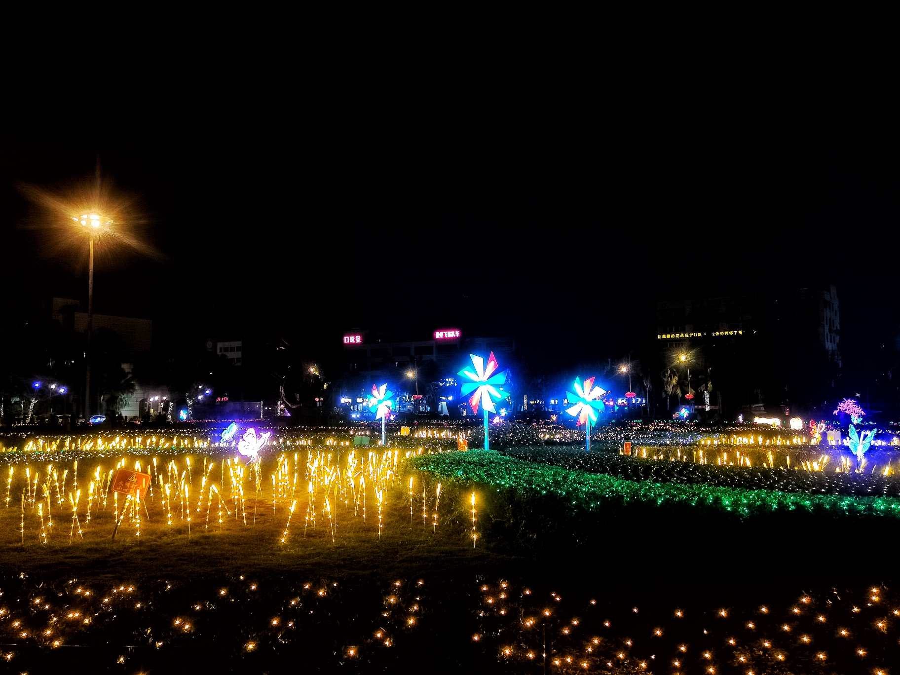 这里是儋州市委,市政府,市人大,市政协所在地.夜晚广场上灯光璀璨.