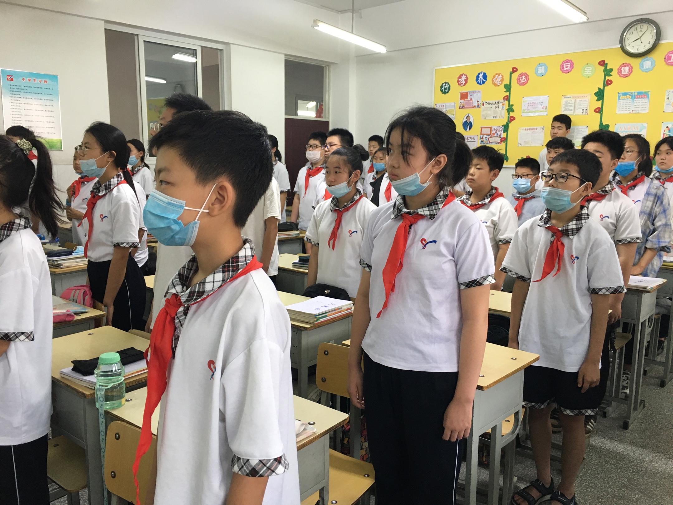 红领巾心向党做新时代好少年凌源市实验小学主题升旗仪式掠影