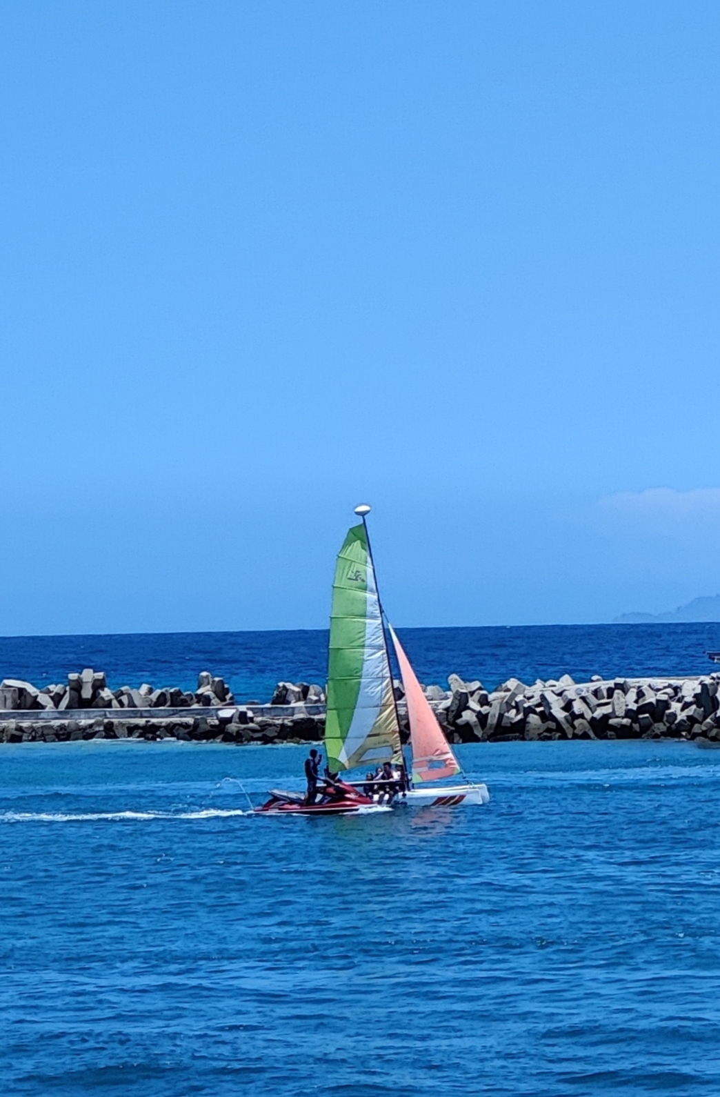 相遇大海, 面对浩瀚. 最惬意, 与海风同行. 最舒心, 拥浪花入怀.
