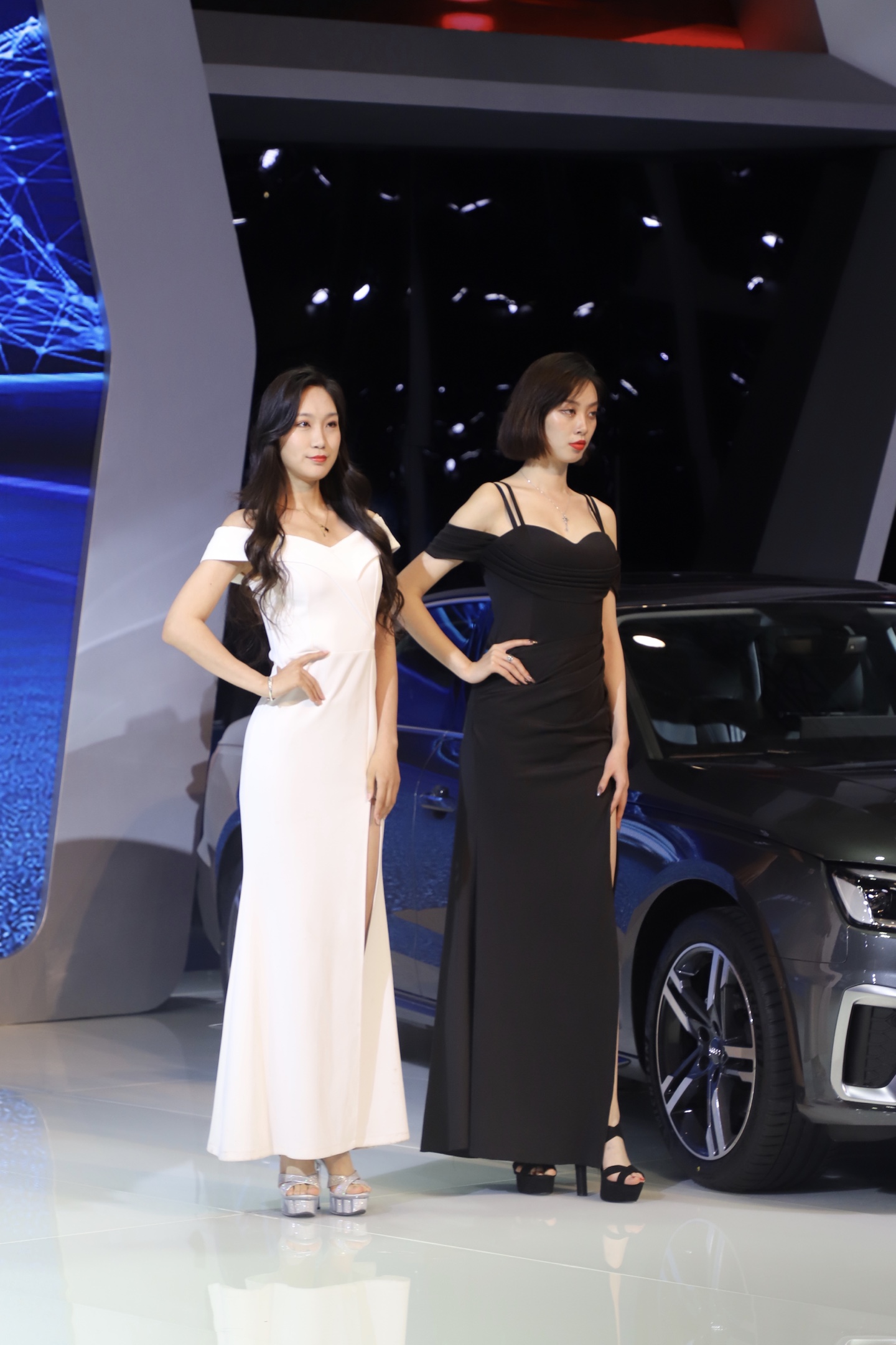 中国五大车展之一,青岛第十九届国际车展,漂亮的男女模特展示.