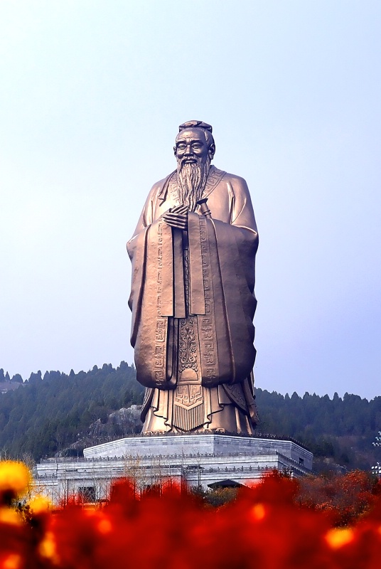 孔子像下的尼山圣境