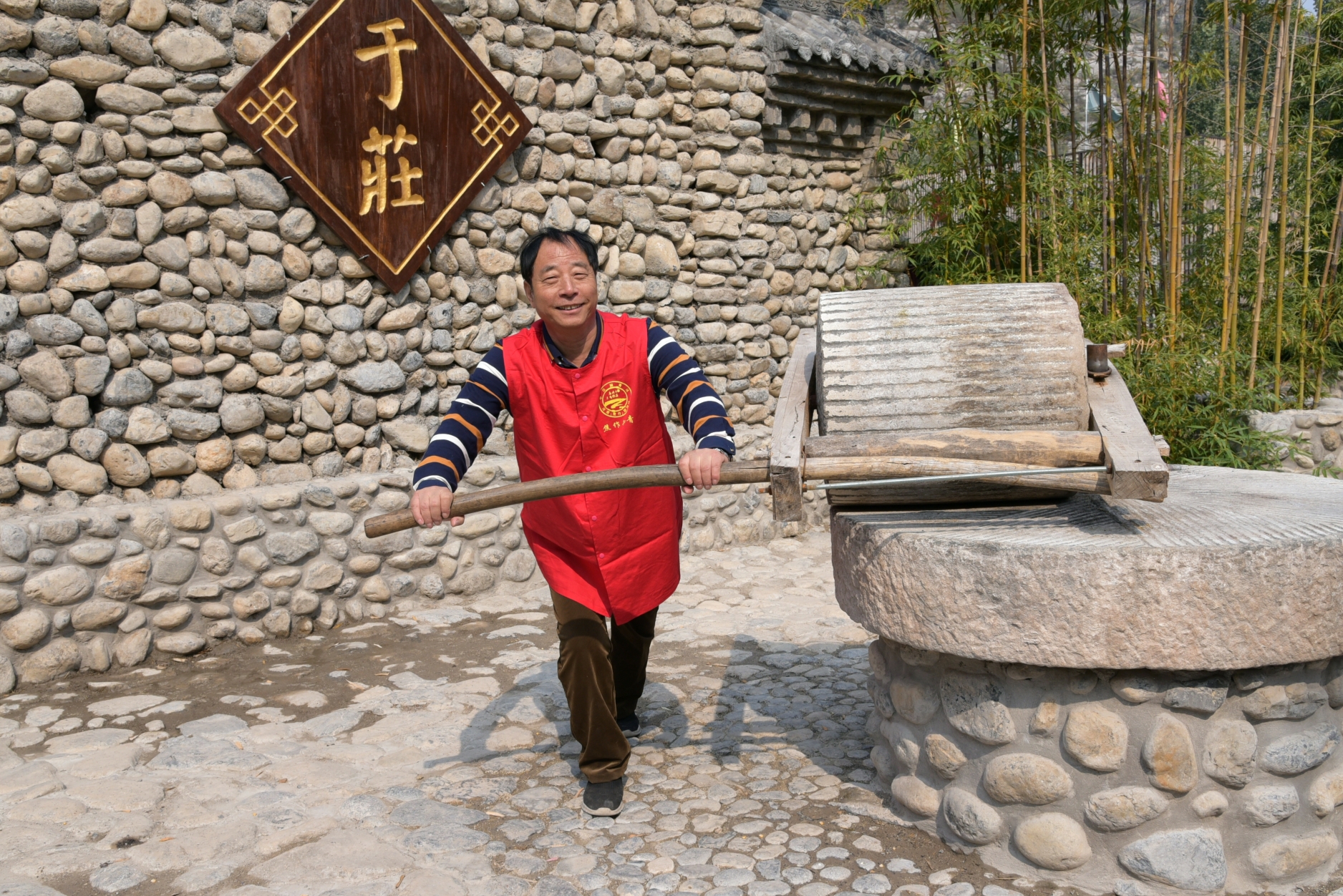 焦作知青走进于庄上集感受古村水竹圆石建筑文化