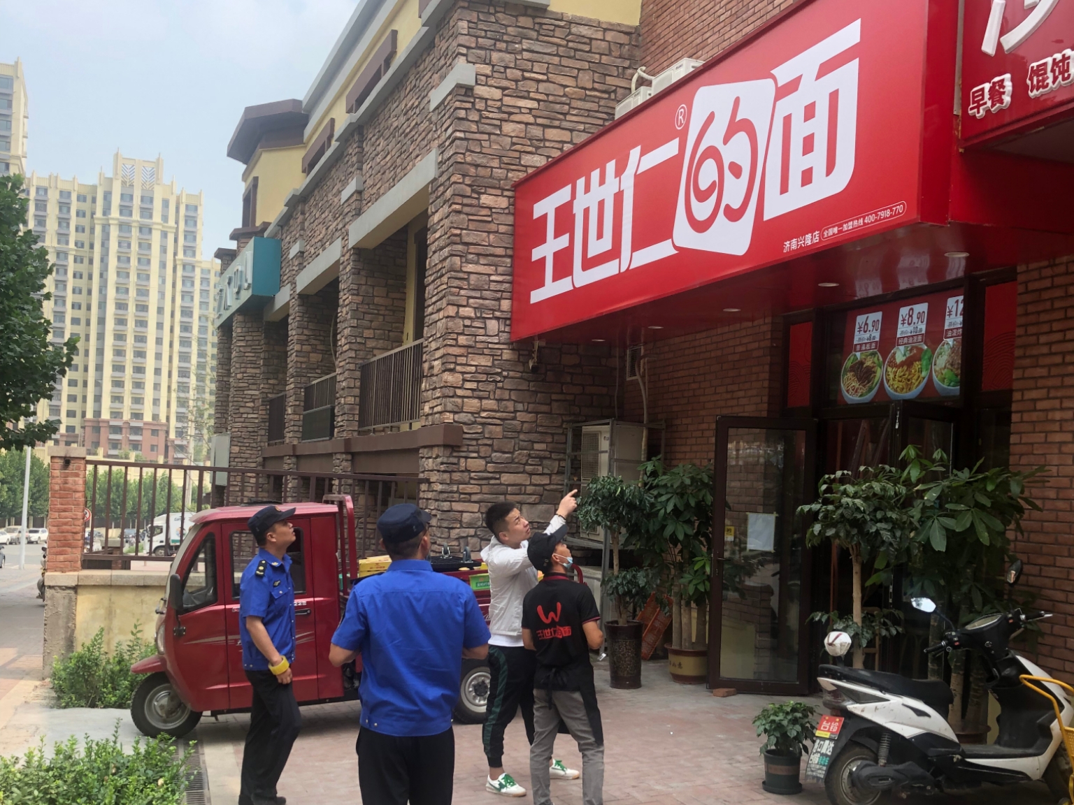 兴隆街道常抓不懈高质量推进户外牌匾整治工作