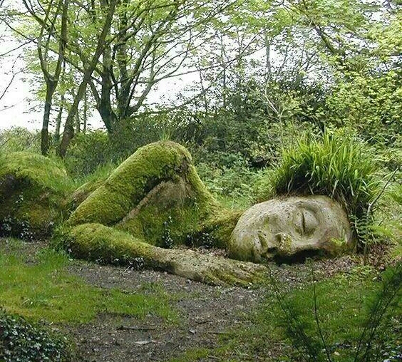 形态各异的奇石怪山