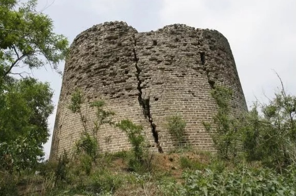 八道壕明代烽火台(修缮前原貌),附近棚户区改造.