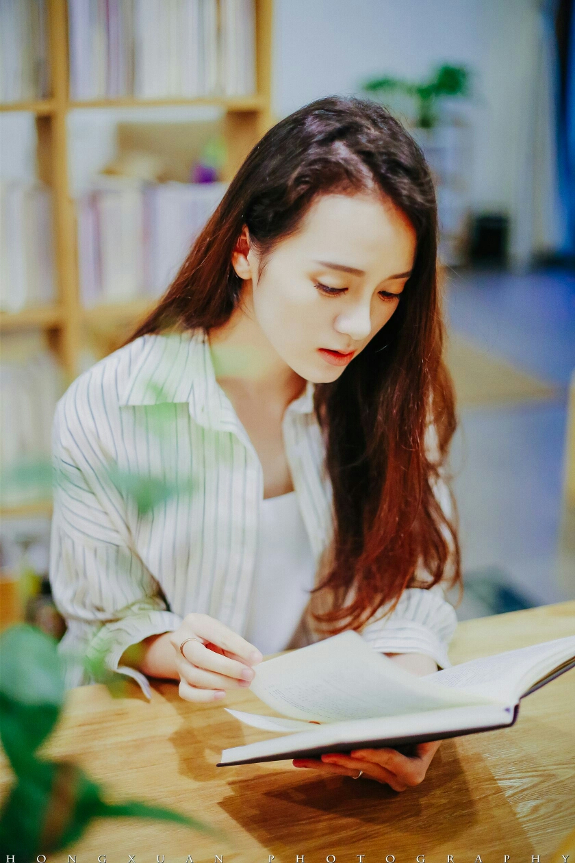 淡雅的女人朗诵