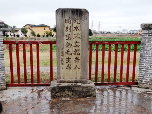 七律 井冈山   长风浩荡彩云垂,五井联翩大井奇.