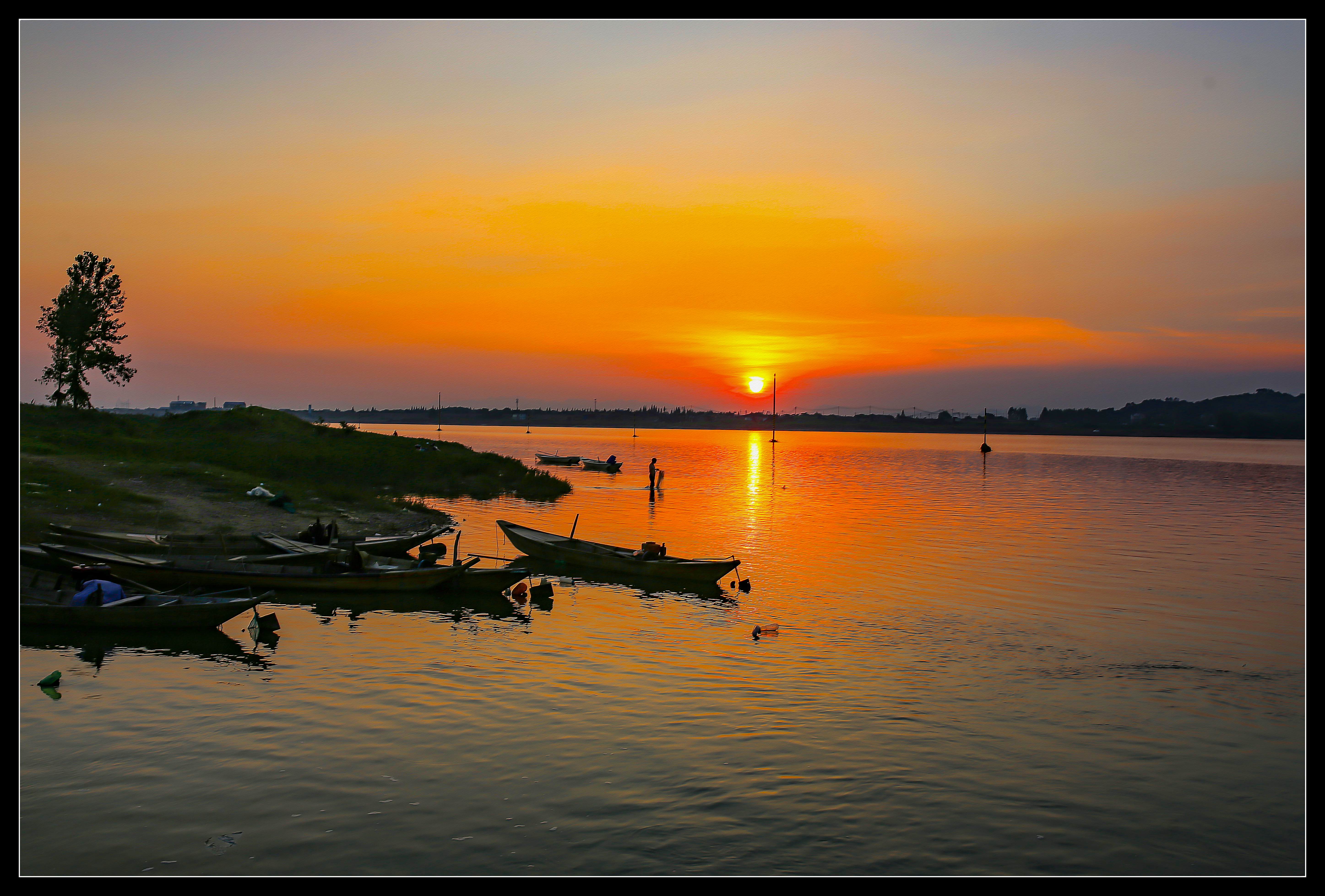 江畔渔舟晚霞