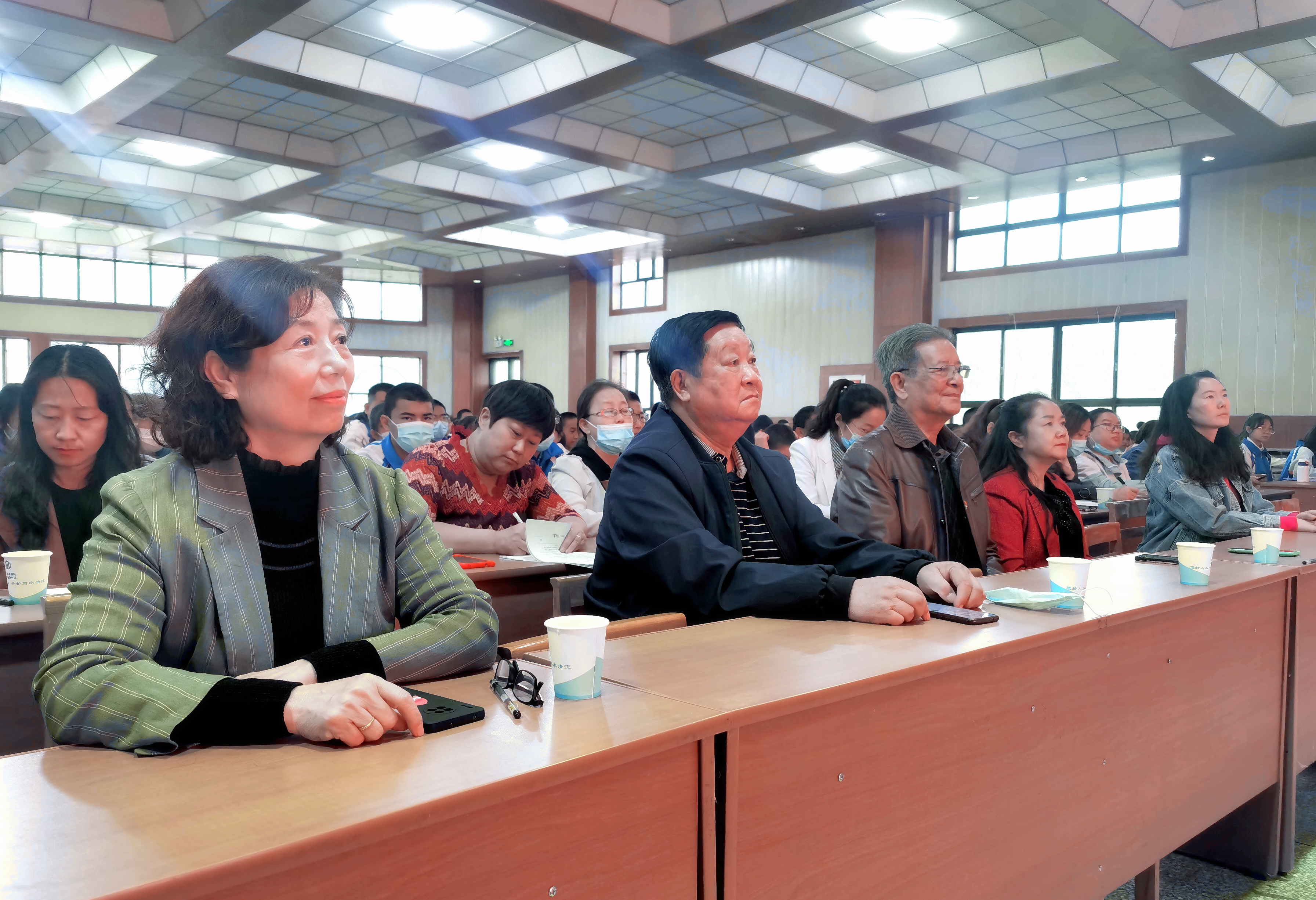 金秋十月丹桂飘香八中校园诵歌飞扬石河子第八中学迎国庆讲演比赛