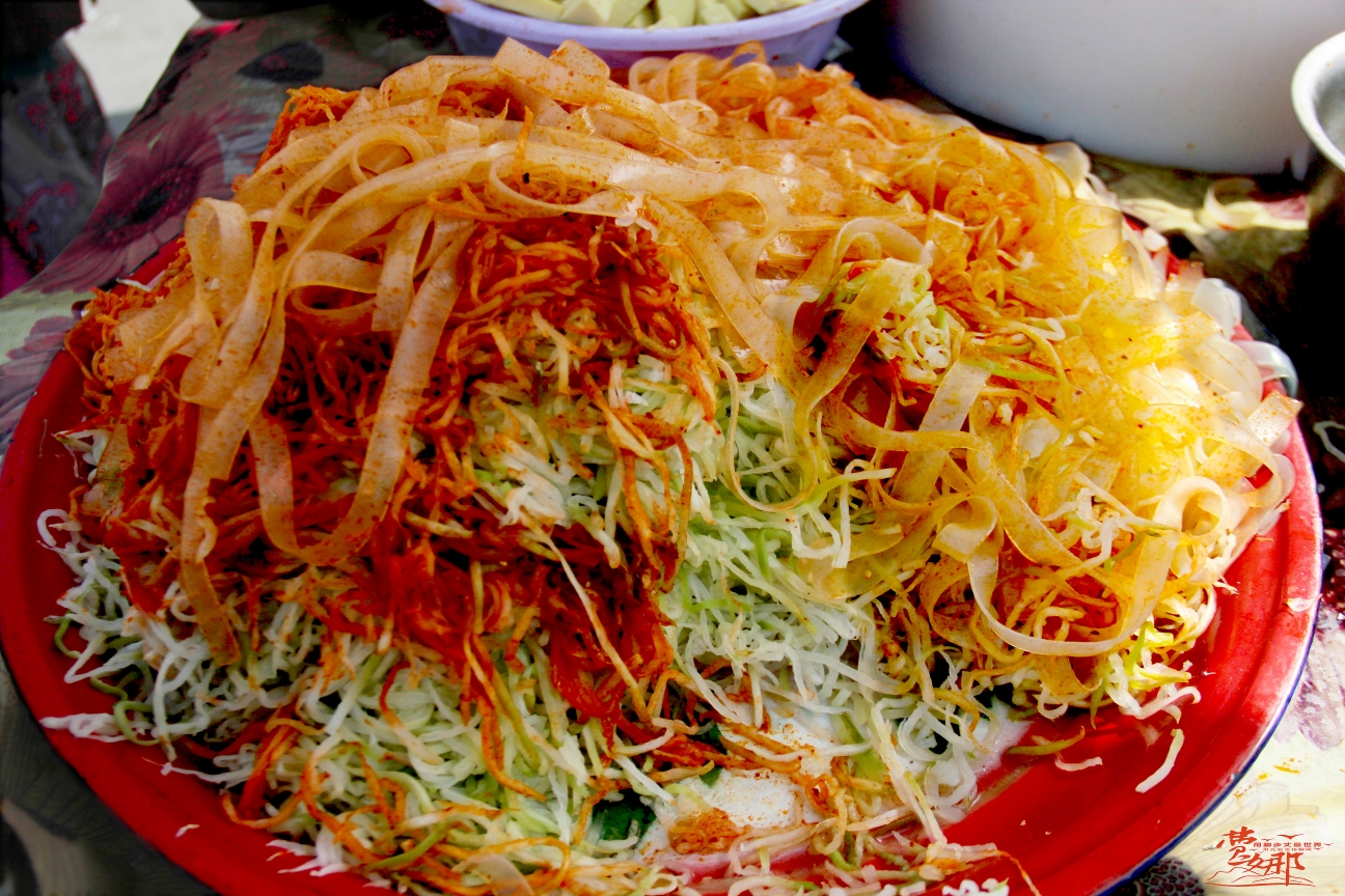 在阿克苏市区体验赶巴扎的乐趣