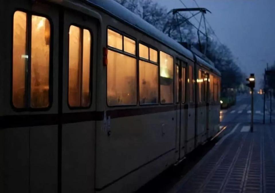 简洁朗诵《生命列车》作者:亦铭