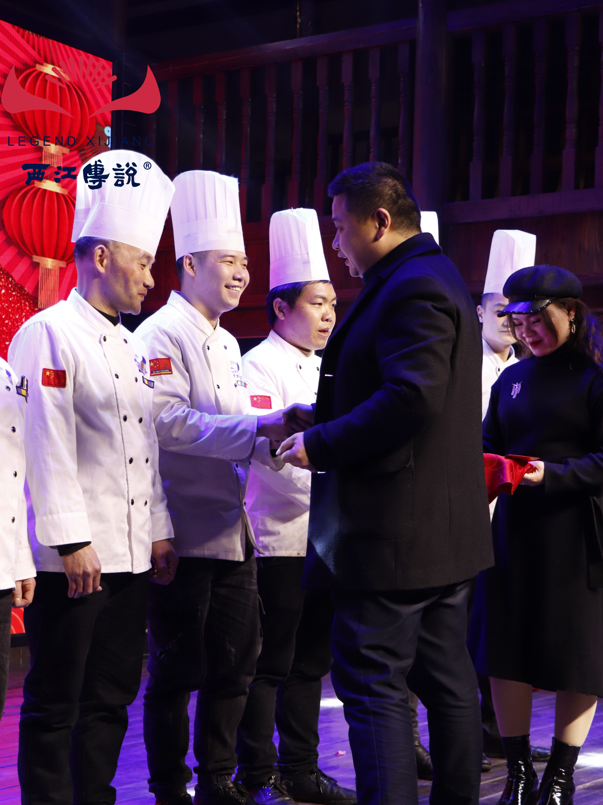 西江传说餐饮集团董事长杨景勇先生为员工颁奖并进行合影留恋.