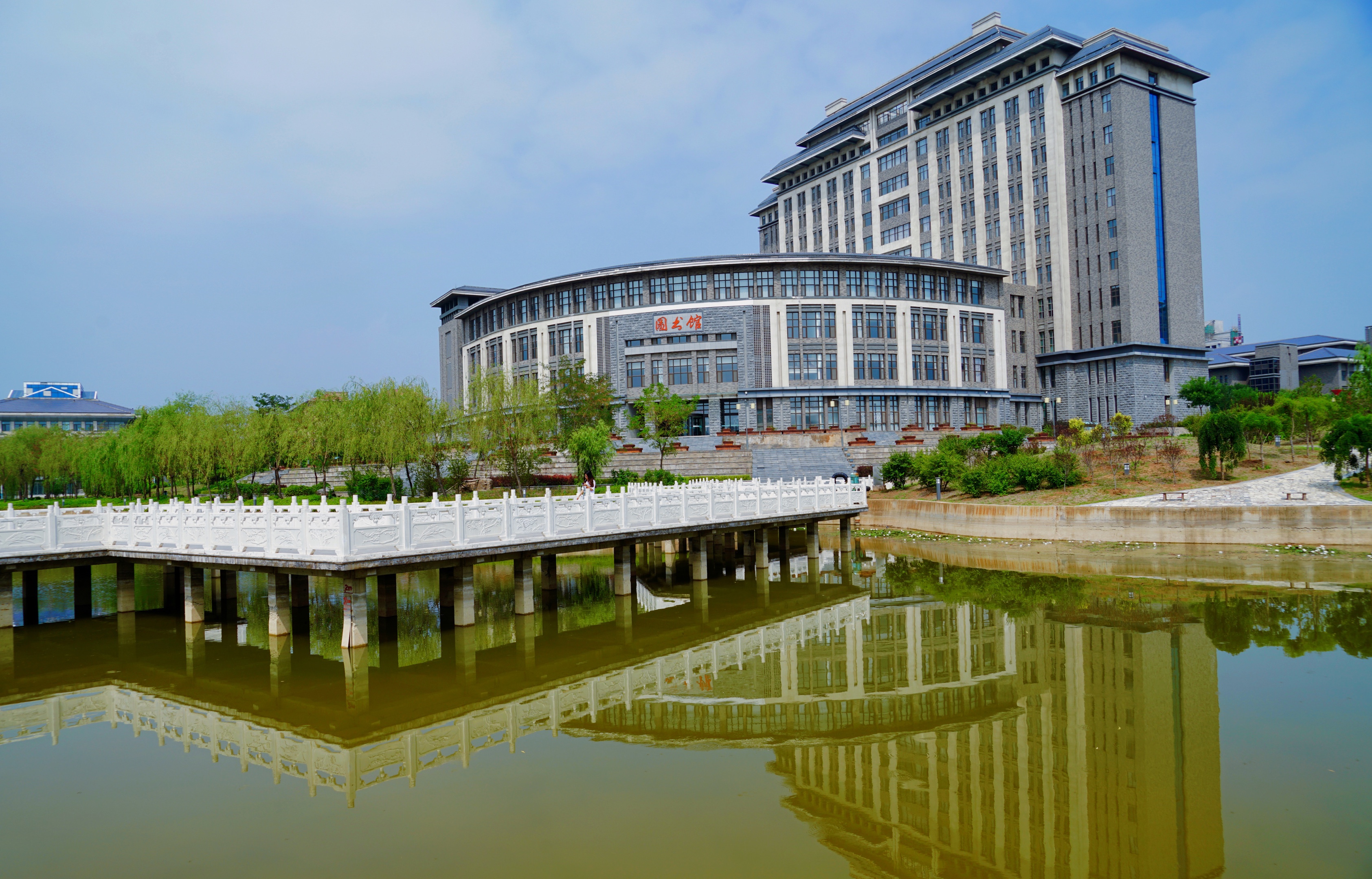 去山西晋中榆次旅行,有幸去了大学城,看到好几所从太原搬迁