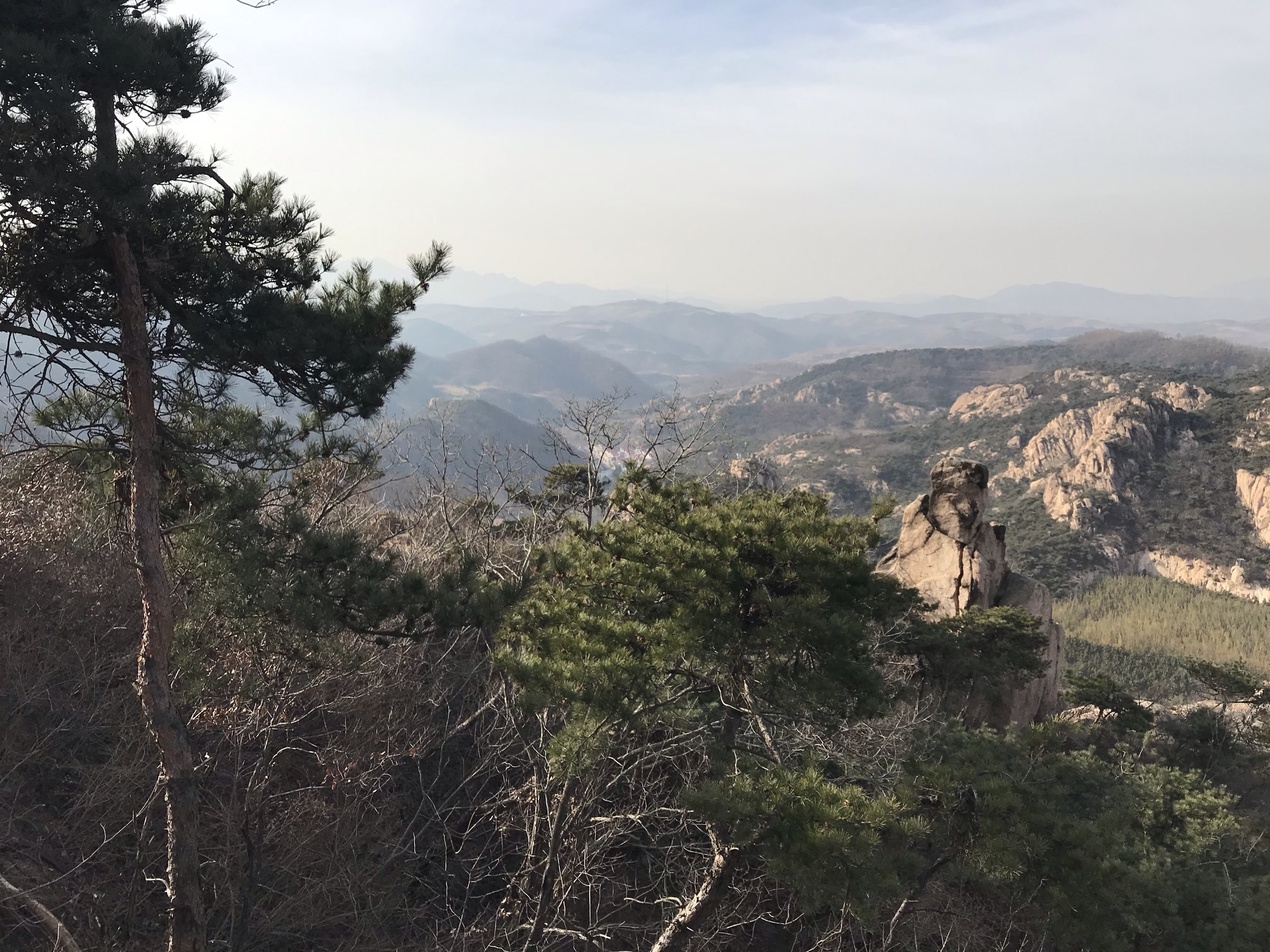 馭車駛過毛家河,途經靴石過地泉