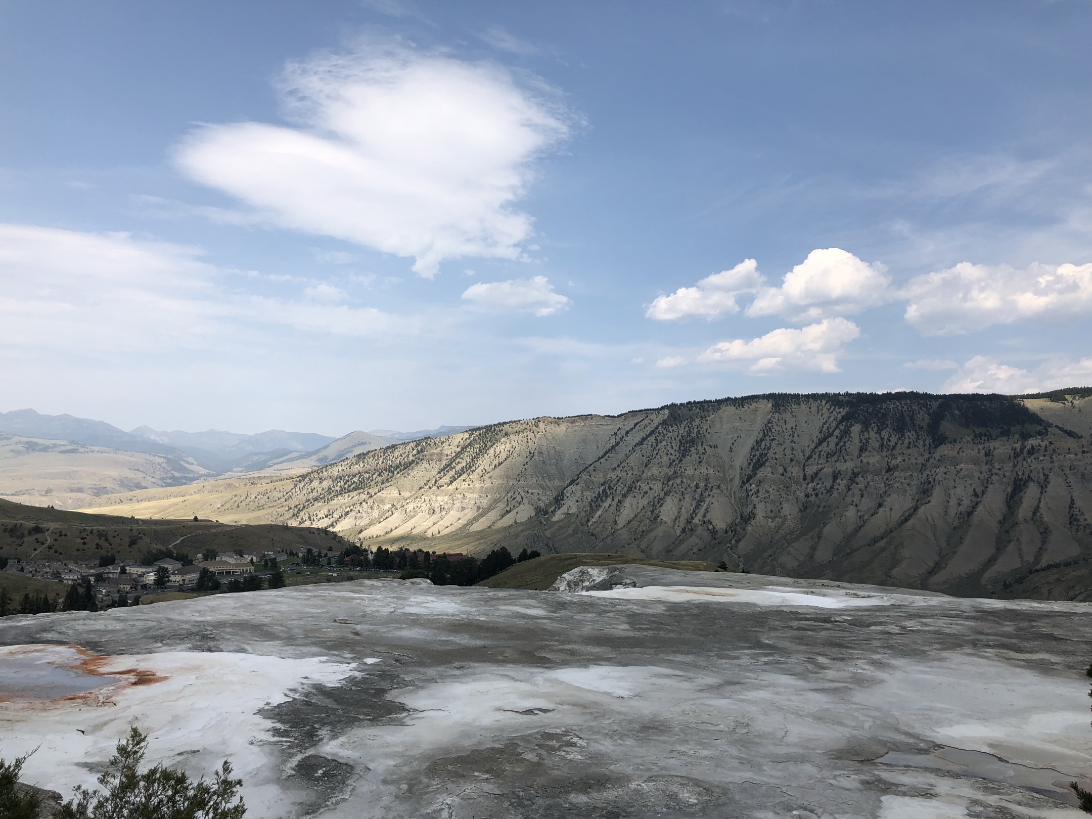 黃石熱溫泉和火山岩