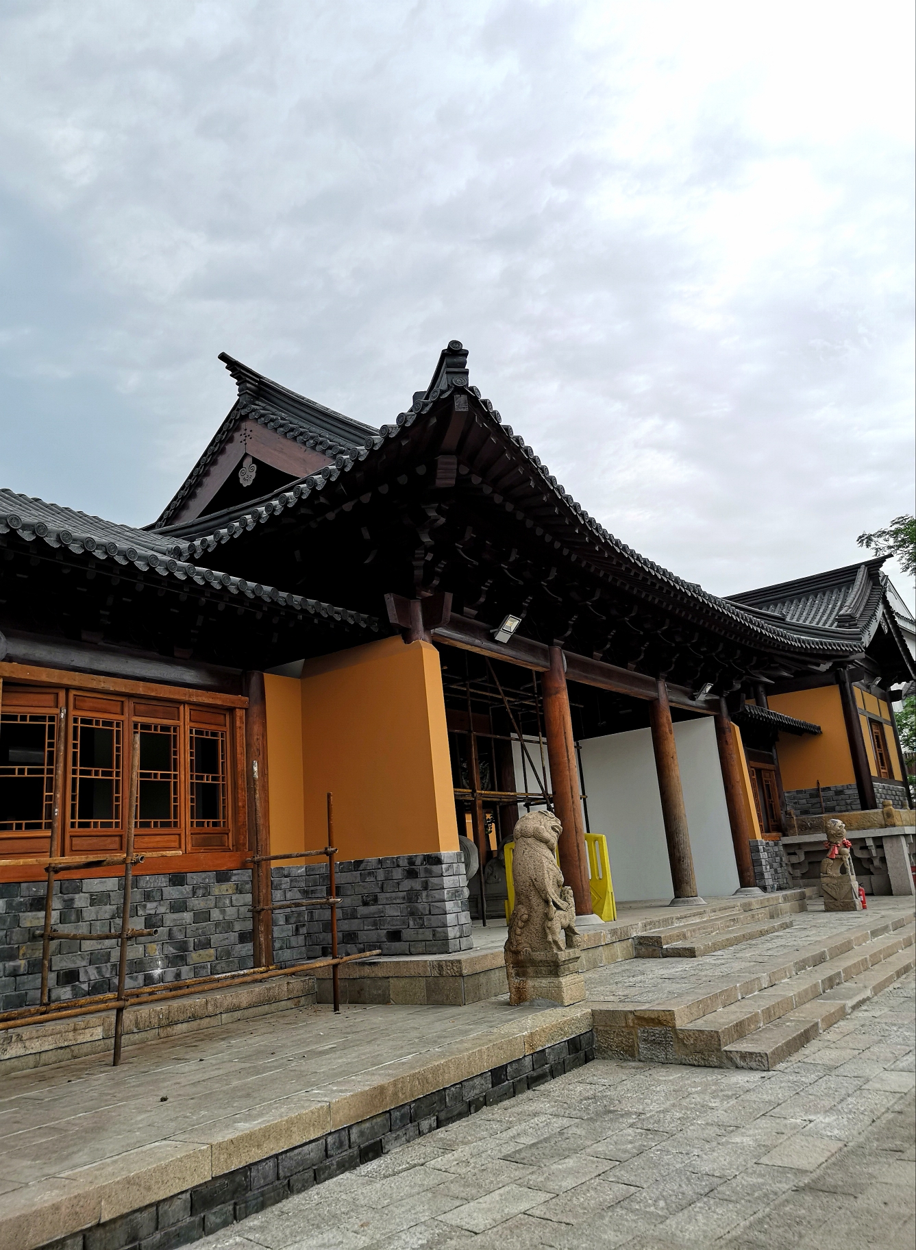 成名已有二千多年,相传南宋建都临安时,宋孝宗的宠妃陈妃偏爱锦溪山水