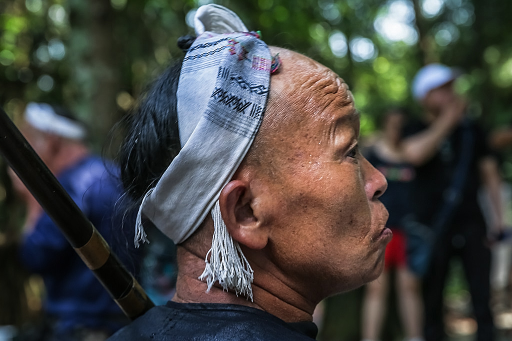 岜沙苗寨男性是现今唯一允许佩戴火枪的苗族男人,被誉为中国最后的