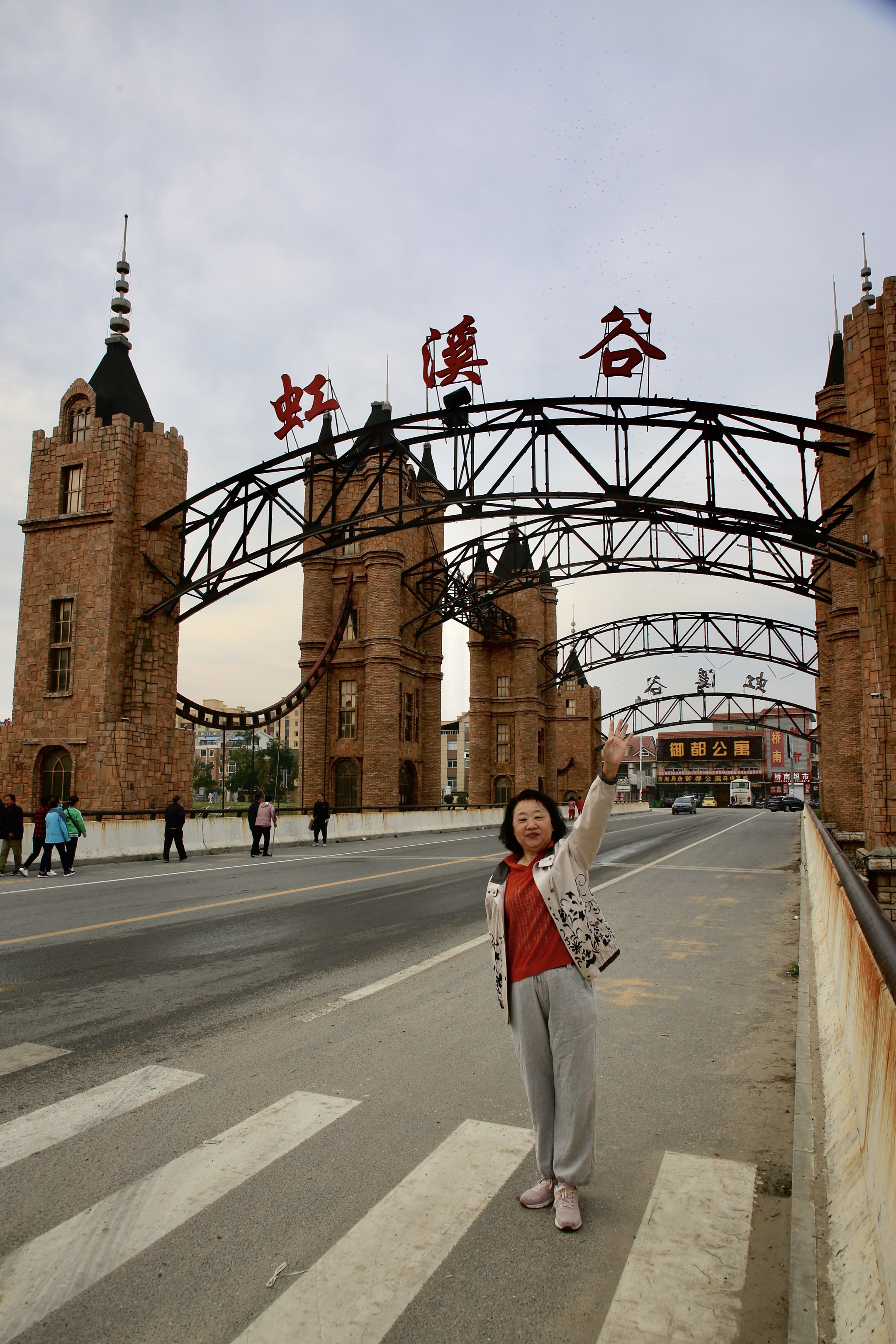 营口虹溪谷旅游度假区位于辽宁省营口市盖州双台镇,毗邻海滨城鲅鱼圈