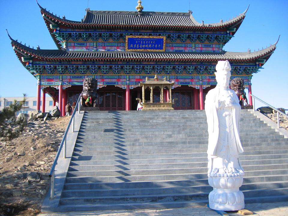 通辽,大乐林寺黄亚洲这位天庭饱满的蒙族居士告诉我,寺庙喇嘛已经增加