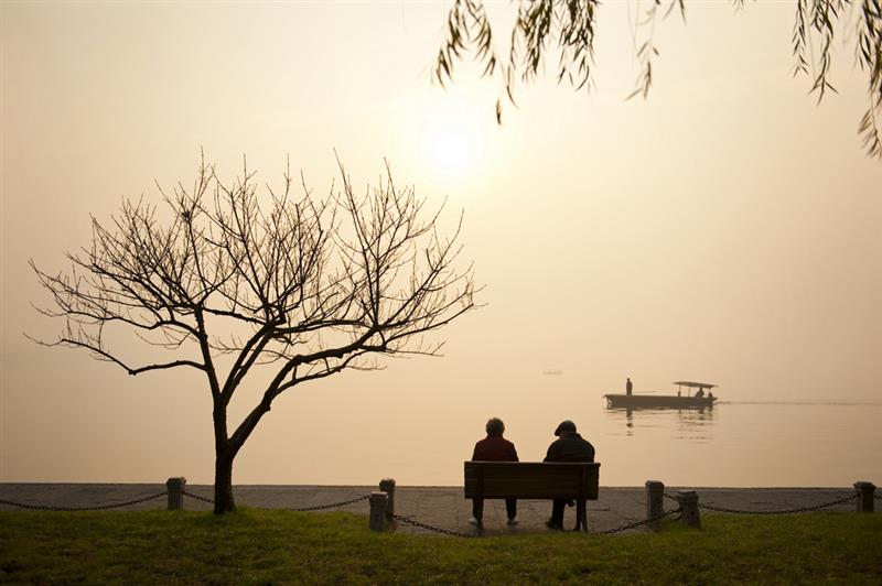 歌词/铁骑 岁月曾经爱过我 五四爱过我 如今我们都老了 毕竟年轻过