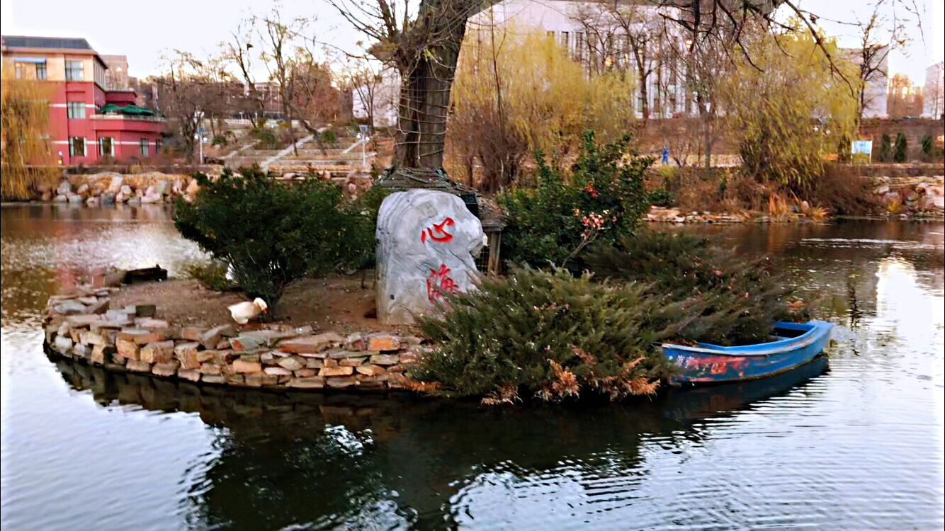 心海湖上放飞舟