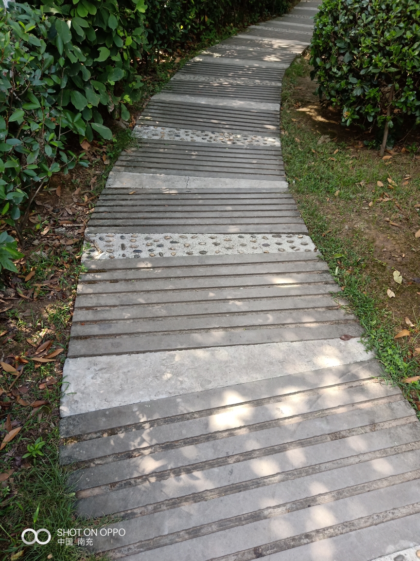 水泥板路休闲座椅散步石板路交叉板石路双向板石路休闲亭小朋友走在板