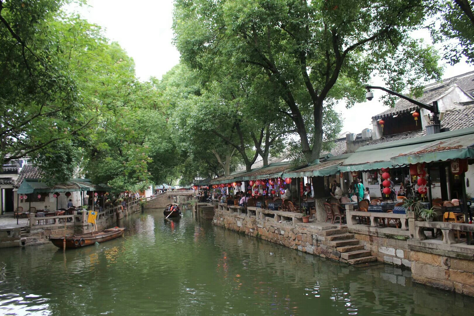 形成了水巷小桥多,人家尽枕河,柳桥通水市,河港入湖田的独特景观.