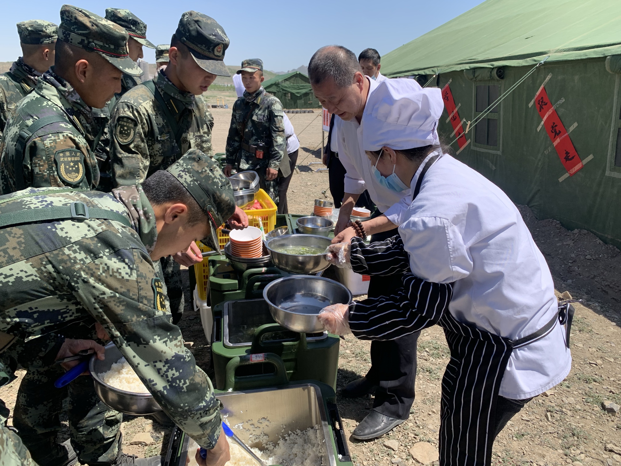 康橋飲食赴武警工程大學烏魯木齊校區南嶺基地檢查指導野外保障工作