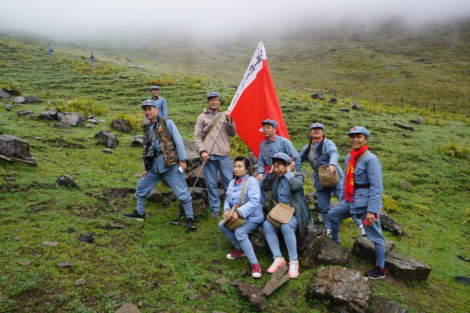 重走长征路21储备干粮爬雪山登顶方显英雄本色