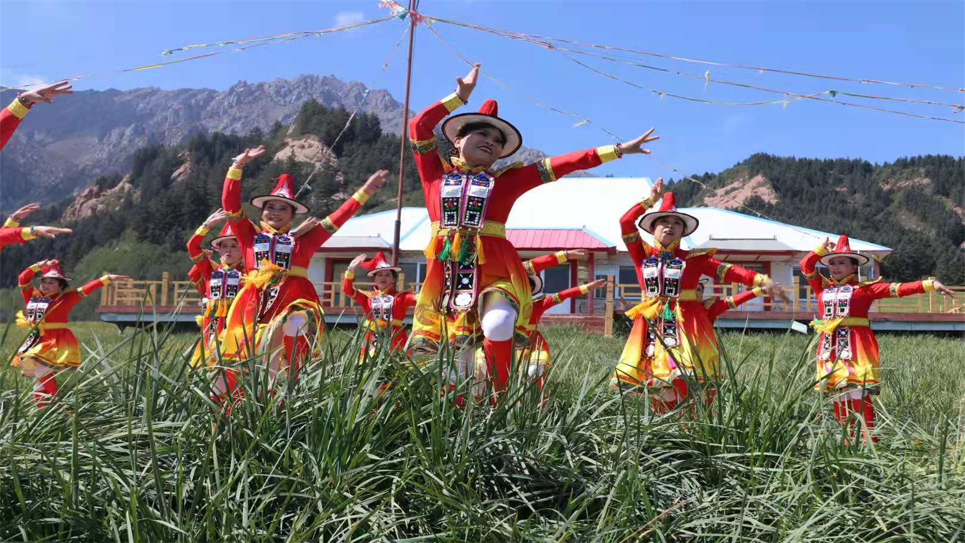 蓝天白云,绿草青山,一群裕固族姑娘跳起了"裕固欢歌"的美丽舞蹈