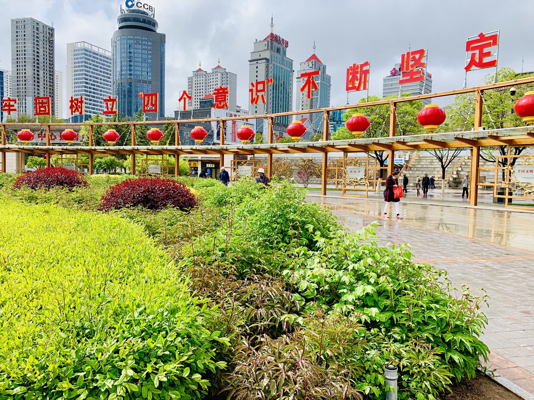 雨后的西宁市中心广场像一幅美丽而精致的油画