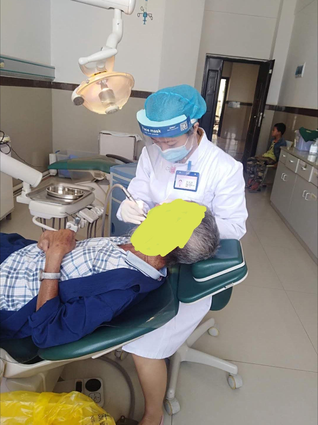上海援滇医疗队吴学晶专家坐诊红河县人民医院口腔科