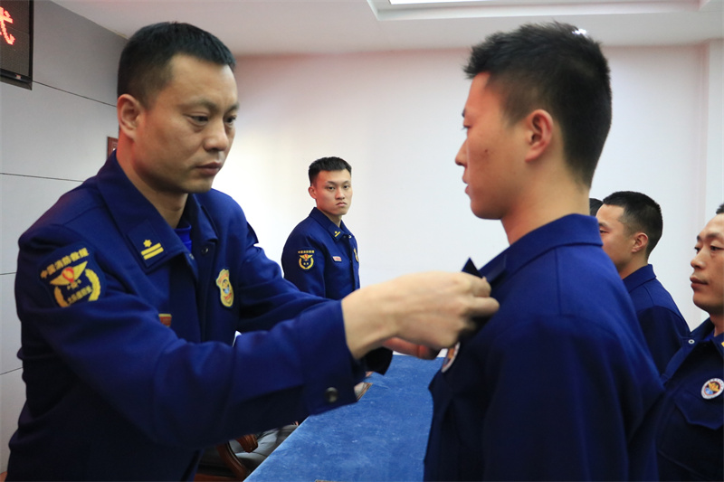 华池大队举行初级专职消防员标识授予暨消防员荣誉家庭门牌发放仪式