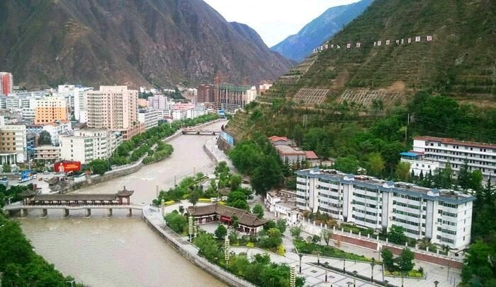 念椿萱,鞠躬尽瘁,为家人,不避火烟熏!唯余恨,抛儿别女,仙阙成神!