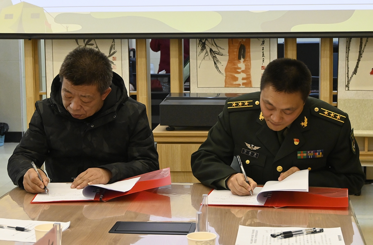 在当天下午的帮扶慰问活动中,今年上任的69235部队政委刘德贵和风华里