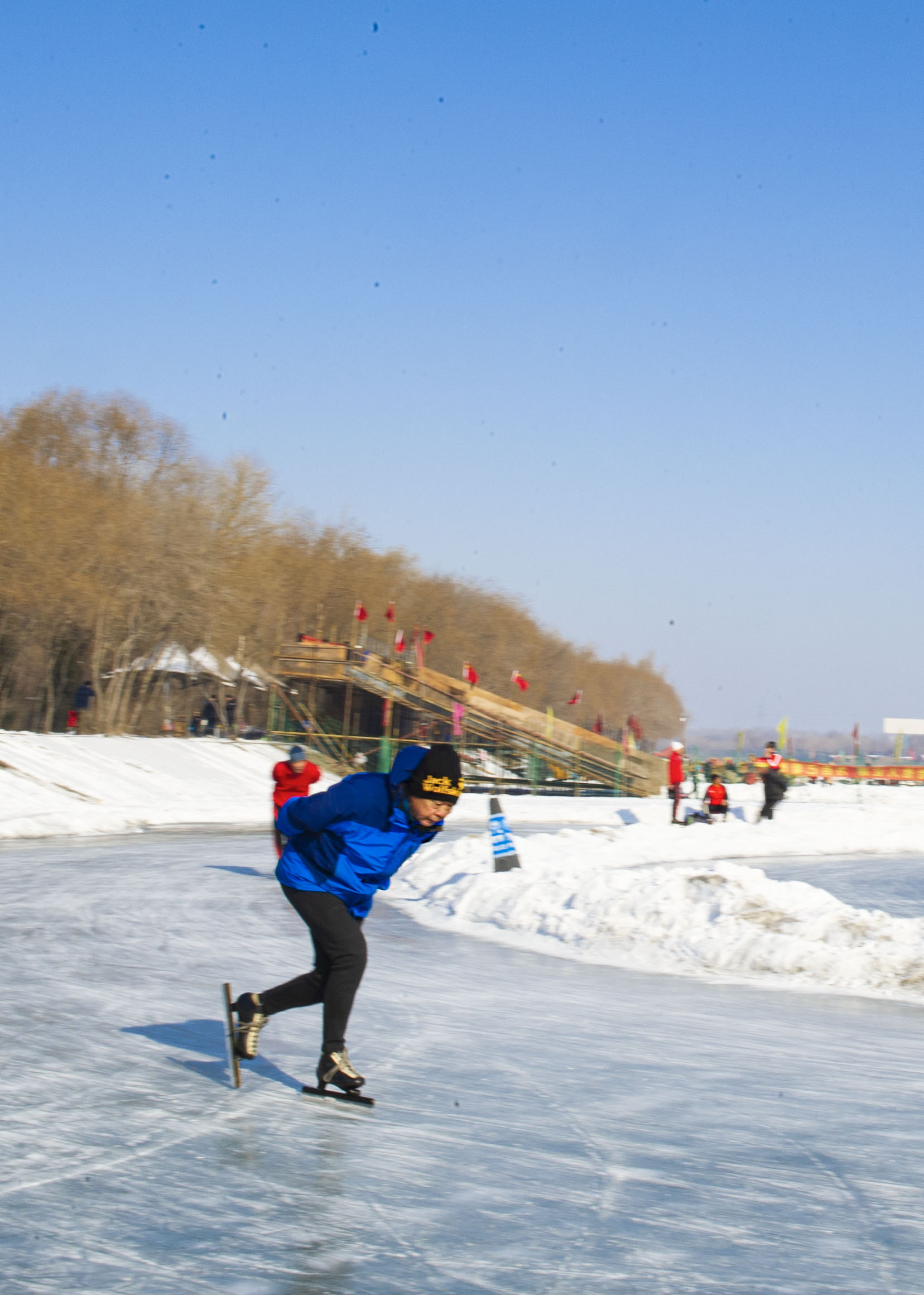 柴河冰场冰面宽敞价格低廉人气旺盛闻名在辽北大地老少皆宜不滑冰可以