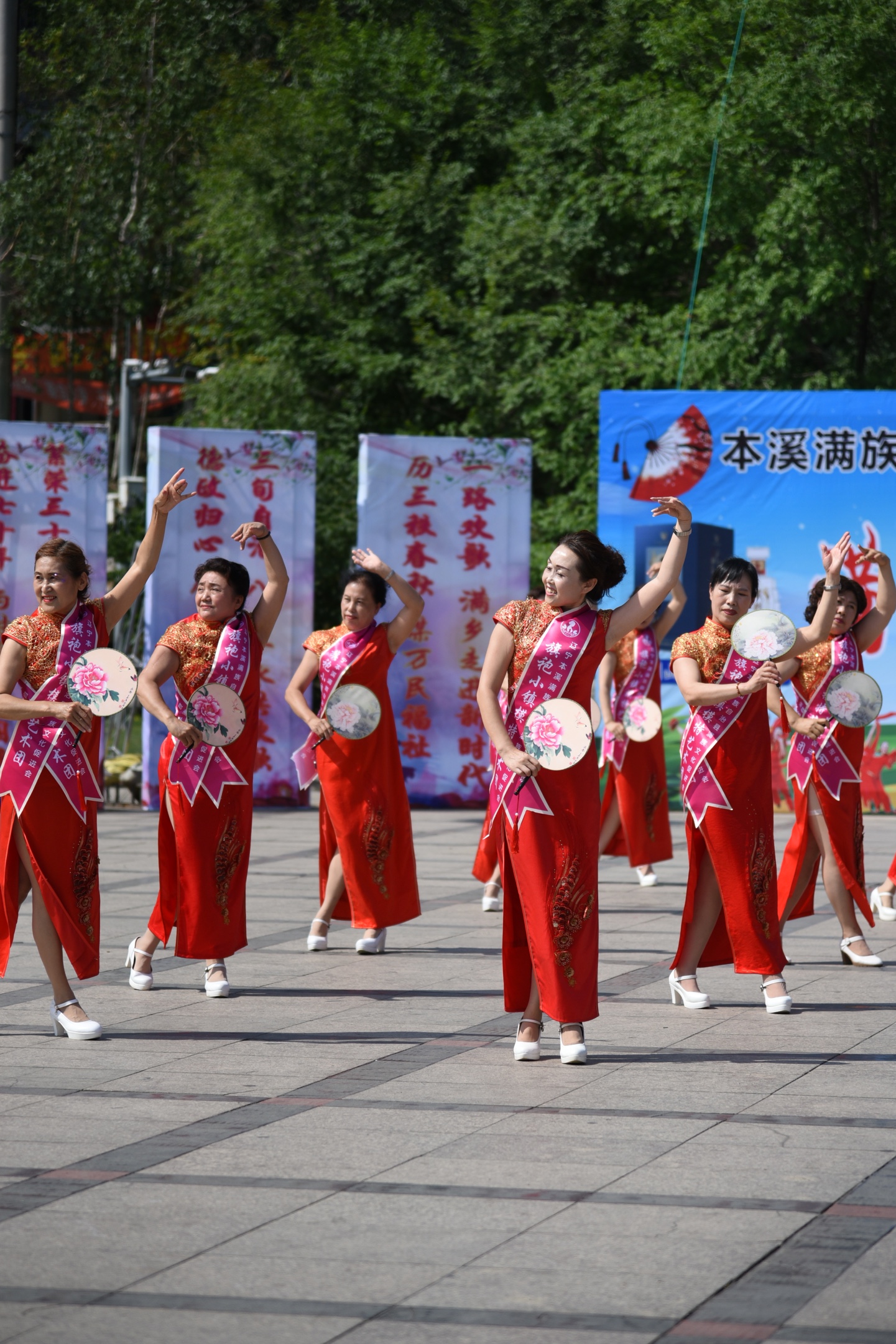 旗袍小镇的姐妹们参加首届本溪满族自治县广场舞大赛