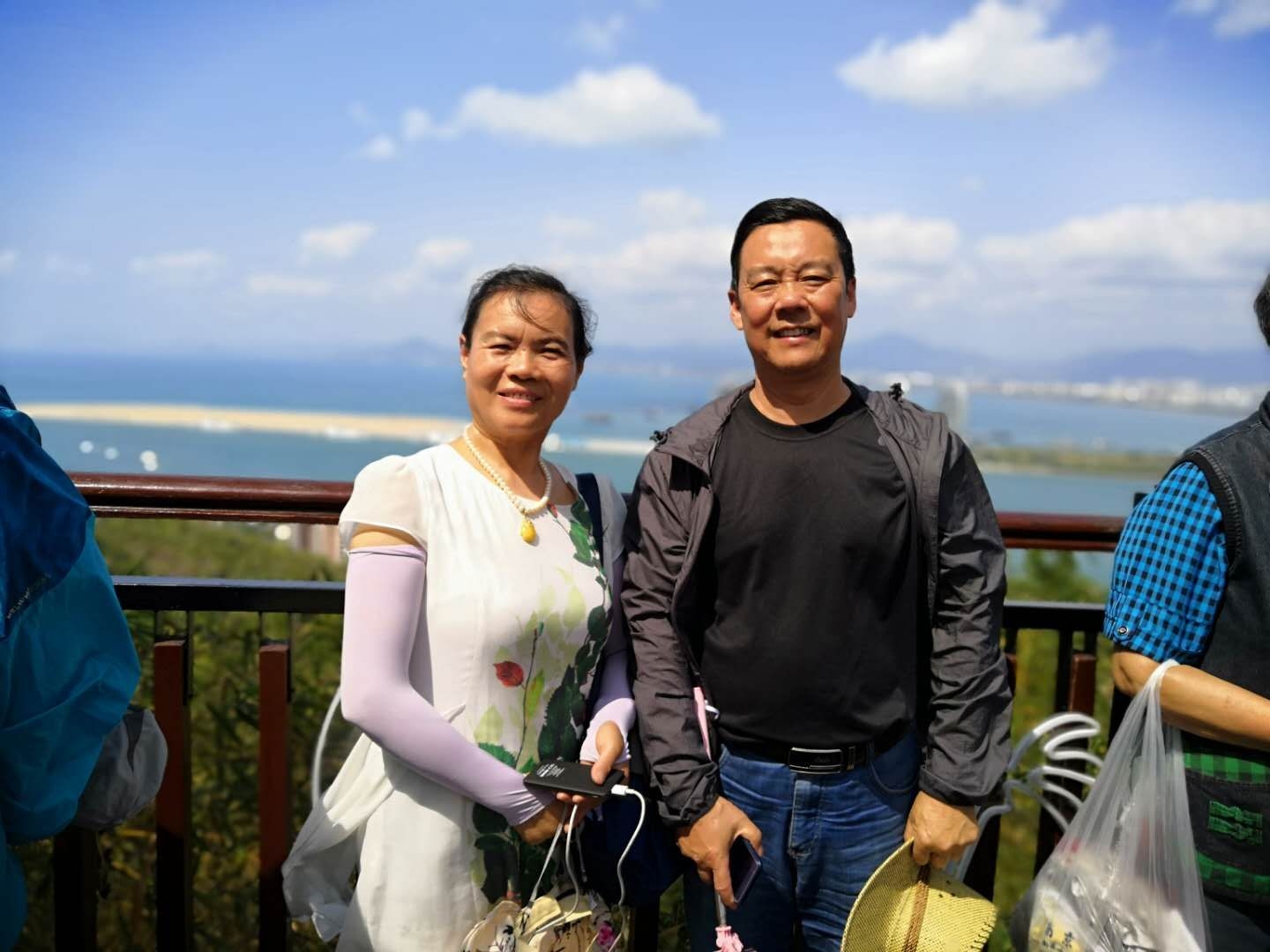 站在山间俯视三亚湾海滨三家亲相聚在鹿回头公园大家快来照照相,留下