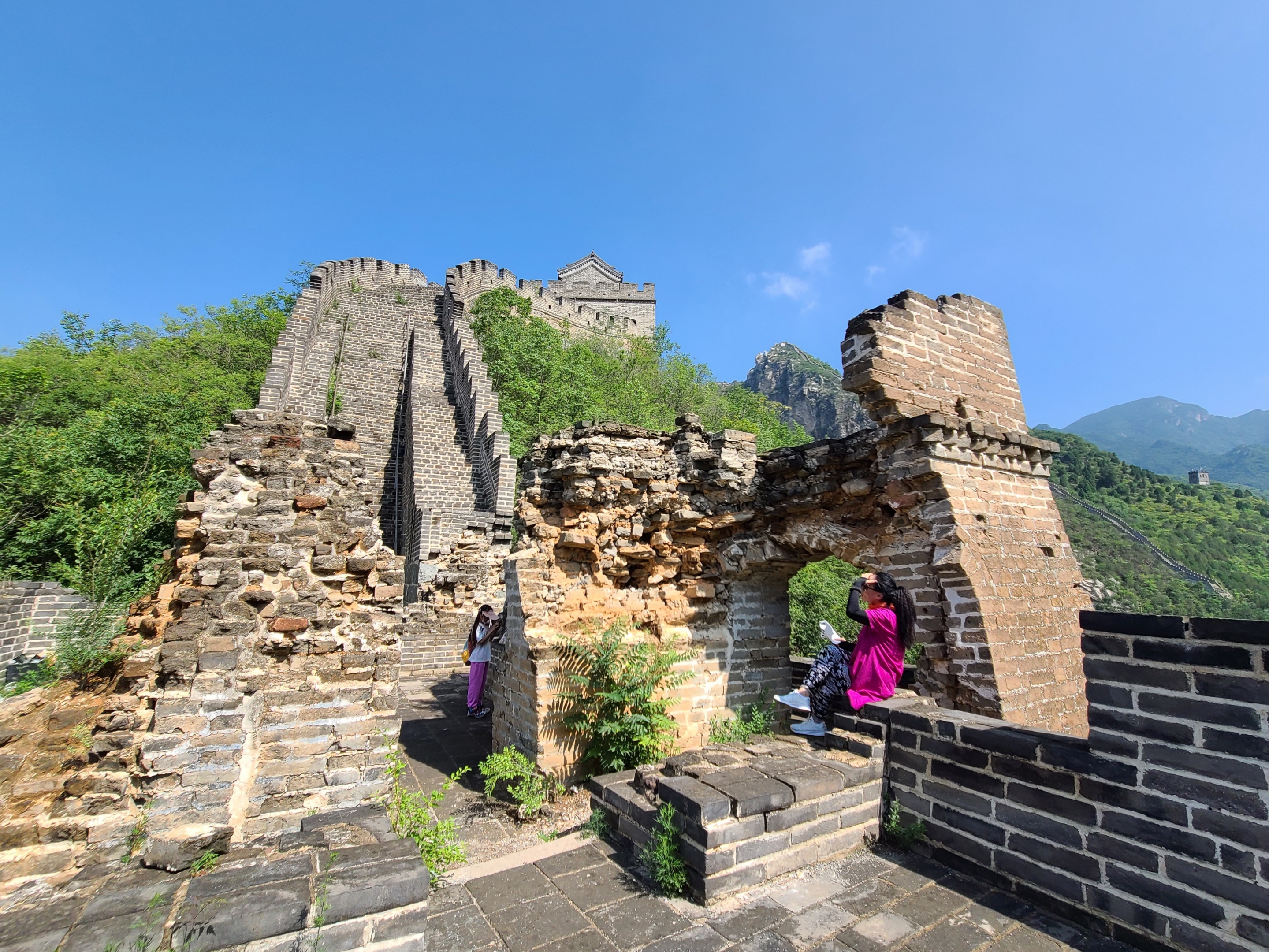 爬过的长城你感觉不到它的美,坐下来静静的看,残缺的长城是那样的美.