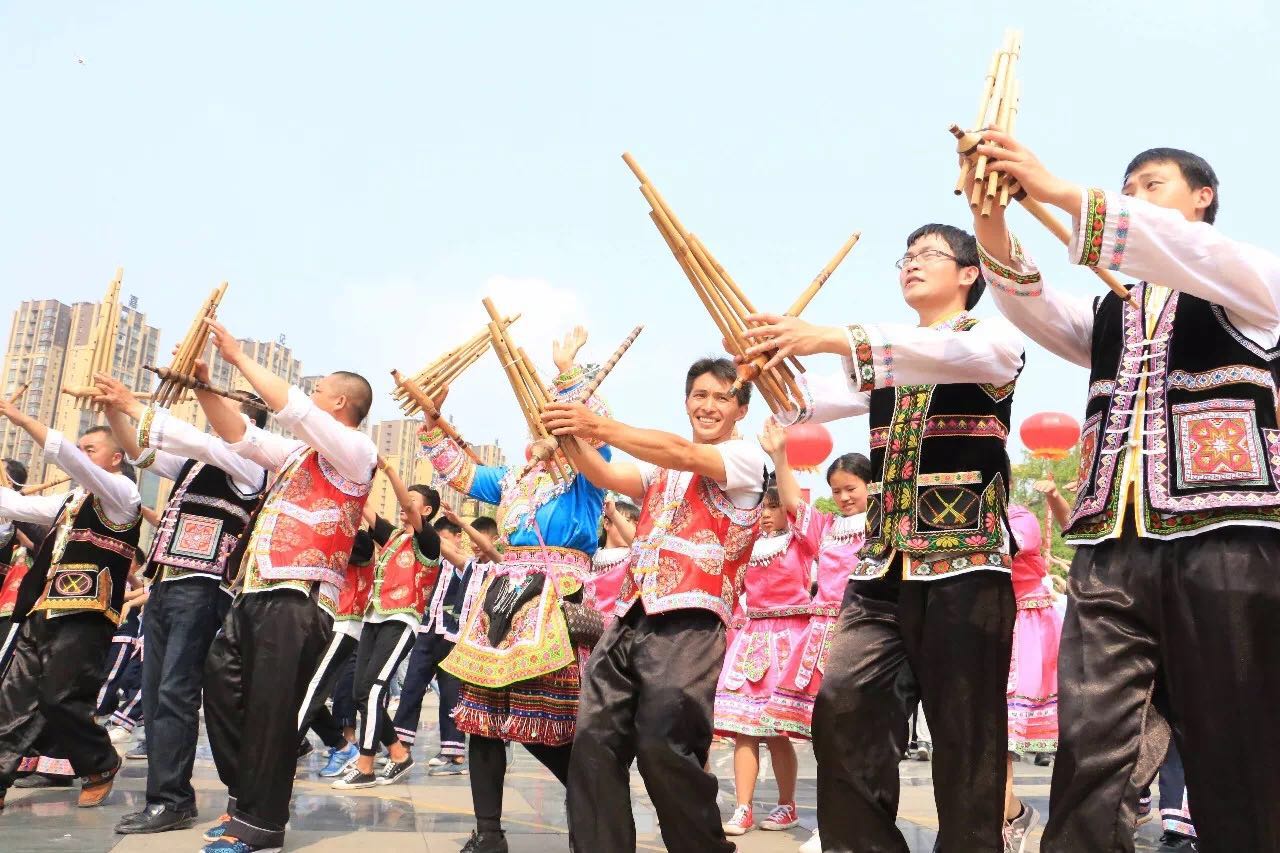 四川兴文盛大的国际苗族花山节图