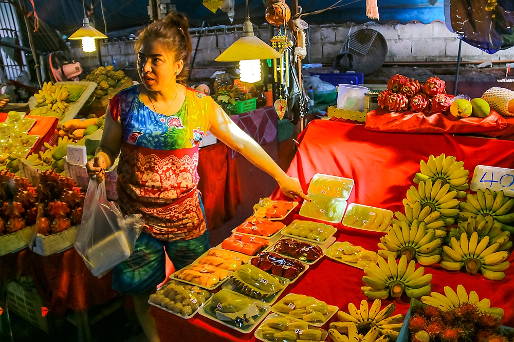 逛清迈水果街品尝美味的热带水果