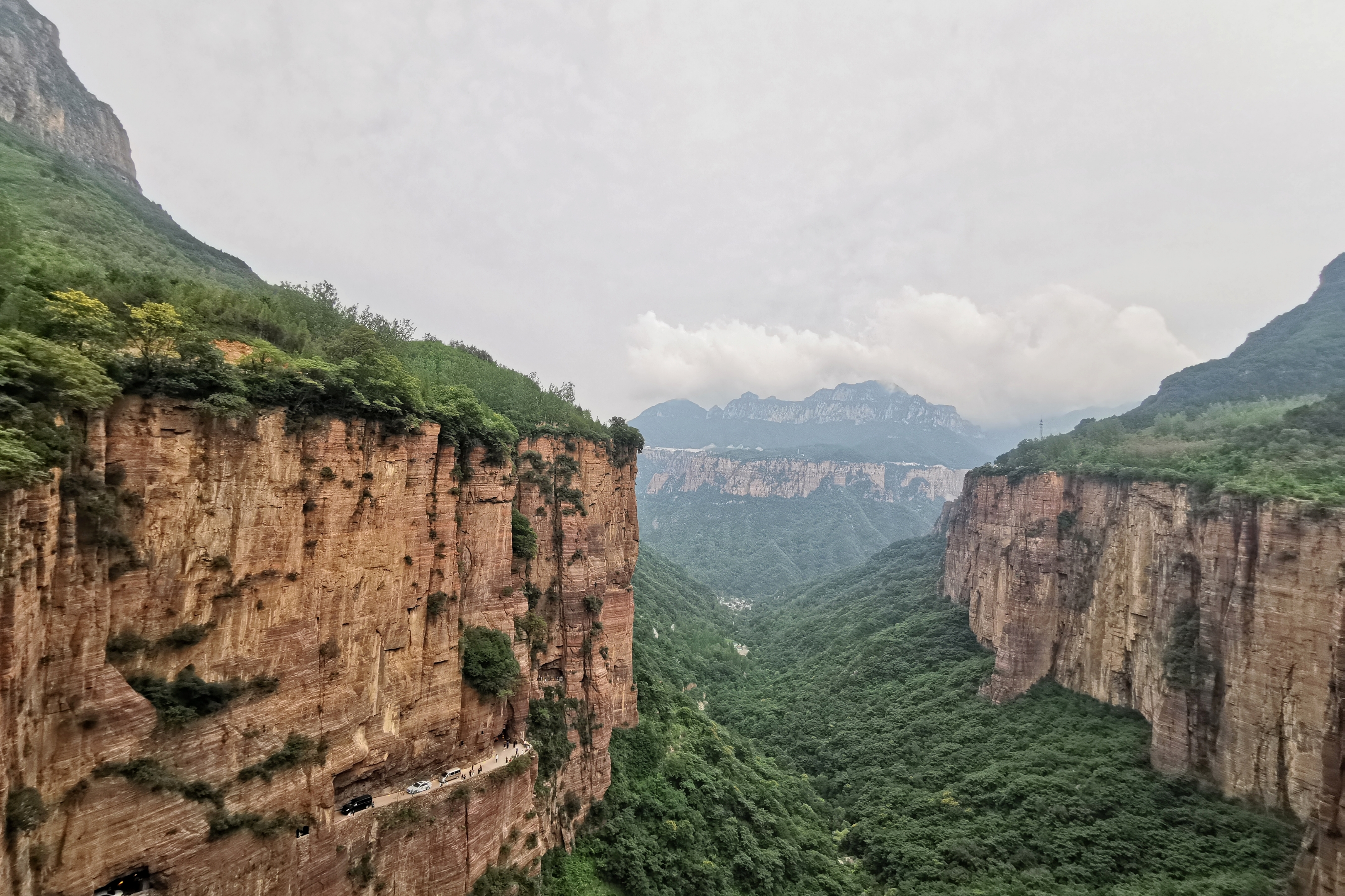 山西郭亮村挂壁公路图片